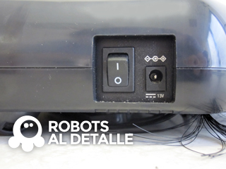 Robot aspirador Taurus Hexa Striker detalle interruptor y toma de corriente